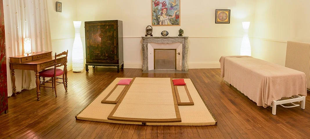Le cabinet de massages d’Hélène Scardina à Angers : espace calme, table de soin et futon