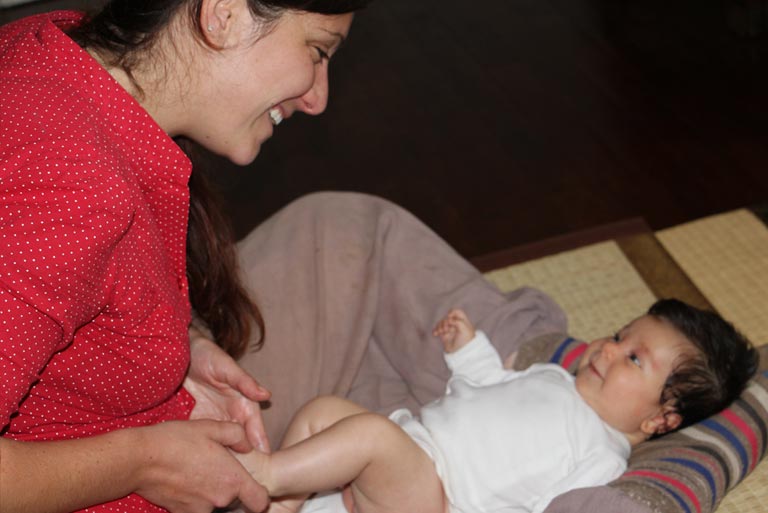 Une maman partage un massage des pieds avec son bébé