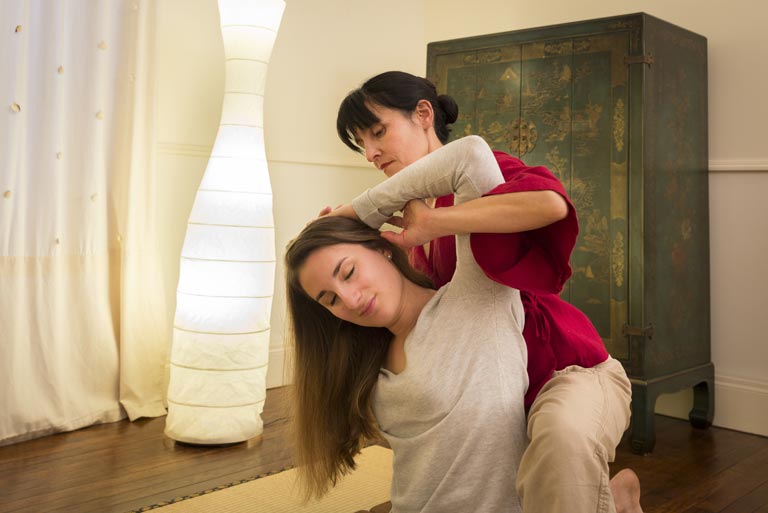 Hélène Scardina accompagnant un étirement lors d’un massage thaï indien